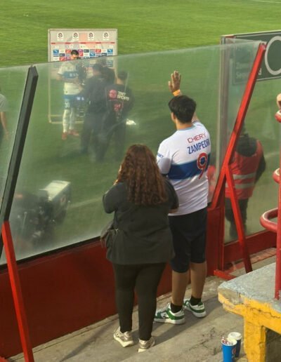 Elier nuestro Protagonista de la Inclusión de la Fundación Estadio Inclusivo junto a los jugadores de la Universidad Católica