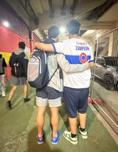 Elier nuestro Protagonista de la Inclusión de la Fundación Estadio Inclusivo junto a los jugadores de la Universidad Católica