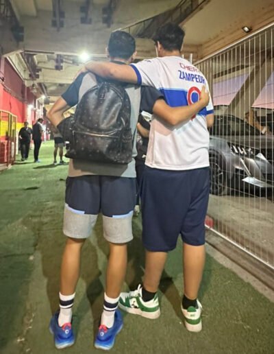 Elier nuestro Protagonista de la Inclusión de la Fundación Estadio Inclusivo junto a los jugadores de la Universidad Católica