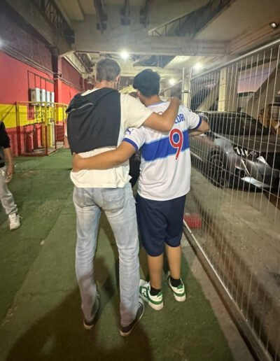 Elier nuestro Protagonista de la Inclusión de la Fundación Estadio Inclusivo junto a los jugadores de la Universidad Católica