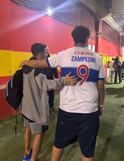 Elier nuestro Protagonista de la Inclusión de la Fundación Estadio Inclusivo junto a los jugadores de la Universidad Católica