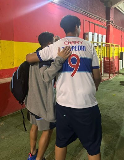 Elier nuestro Protagonista de la Inclusión de la Fundación Estadio Inclusivo junto a los jugadores de la Universidad Católica