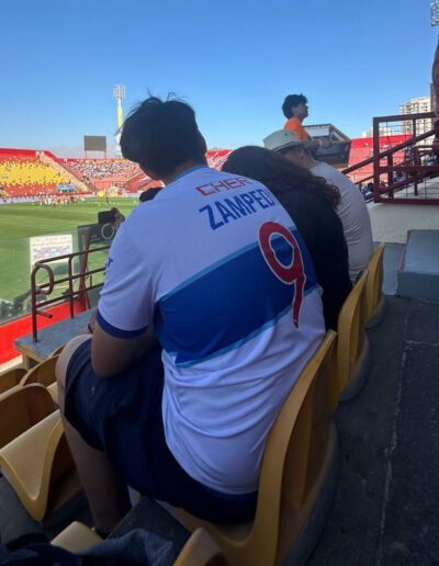 Elier nuestro Protagonista de la Inclusión de la Fundación Estadio Inclusivo junto a los jugadores de la Universidad Católica