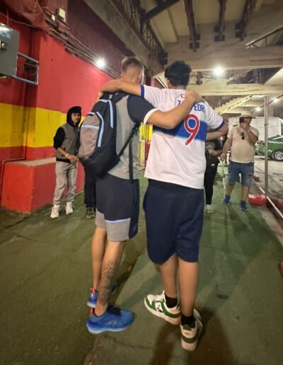 Elier nuestro Protagonista de la Inclusión de la Fundación Estadio Inclusivo junto a los jugadores de la Universidad Católica