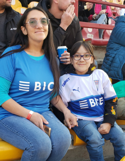 Gael Leal nuestro Protagonista de la Inclusión de la Fundación Estadio Inclusivo junto a los jugadores de la Universidad Católica