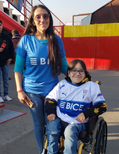 Gael Leal nuestro Protagonista de la Inclusión de la Fundación Estadio Inclusivo junto a los jugadores de la Universidad Católica
