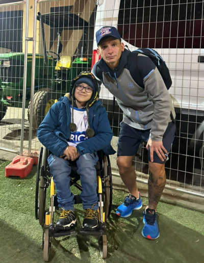 Gael Leal nuestro Protagonista de la Inclusión de la Fundación Estadio Inclusivo junto a los jugadores de la Universidad Católica