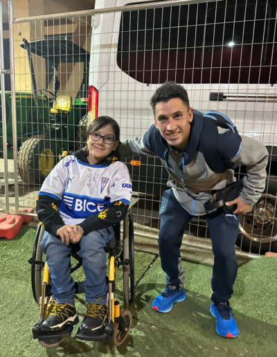 Gael Leal nuestro Protagonista de la Inclusión de la Fundación Estadio Inclusivo junto a los jugadores de la Universidad Católica