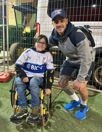 Gael Leal nuestro Protagonista de la Inclusión de la Fundación Estadio Inclusivo junto a los jugadores de la Universidad Católica
