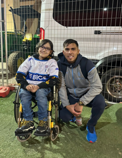Gael Leal nuestro Protagonista de la Inclusión de la Fundación Estadio Inclusivo junto a los jugadores de la Universidad Católica