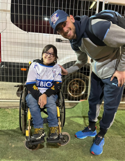 Gael Leal nuestro Protagonista de la Inclusión de la Fundación Estadio Inclusivo junto a los jugadores de la Universidad Católica