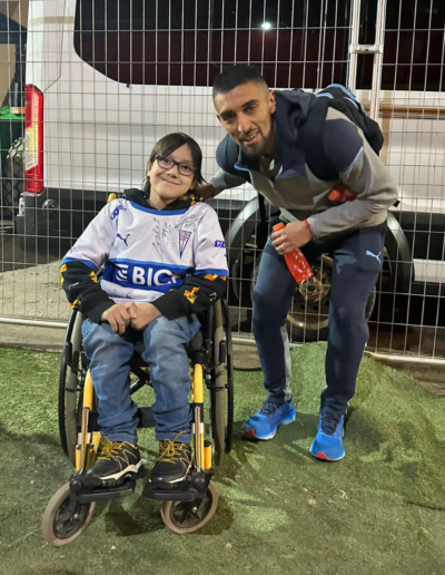 Gael Leal nuestro Protagonista de la Inclusión de la Fundación Estadio Inclusivo junto a los jugadores de la Universidad Católica
