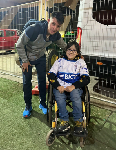 Gael Leal nuestro Protagonista de la Inclusión de la Fundación Estadio Inclusivo junto a los jugadores de la Universidad Católica