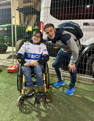Gael Leal nuestro Protagonista de la Inclusión de la Fundación Estadio Inclusivo junto a los jugadores de la Universidad Católica