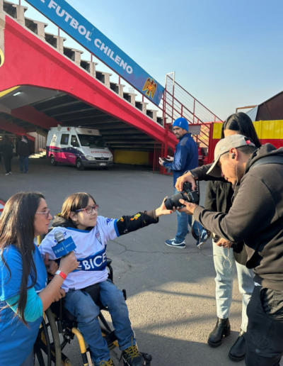 Gael Leal nuestro Protagonista de la Inclusión de la Fundación Estadio Inclusivo junto a los jugadores de la Universidad Católica