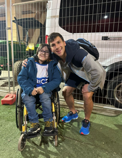 Gael Leal nuestro Protagonista de la Inclusión de la Fundación Estadio Inclusivo junto a los jugadores de la Universidad Católica