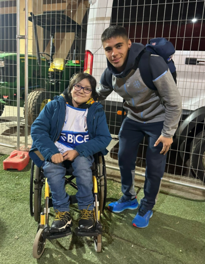 Gael Leal nuestro Protagonista de la Inclusión de la Fundación Estadio Inclusivo junto a los jugadores de la Universidad Católica