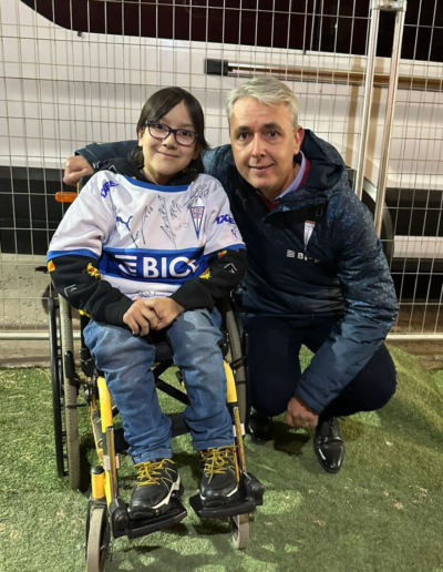 Gael Leal nuestro Protagonista de la Inclusión de la Fundación Estadio Inclusivo junto a los jugadores de la Universidad Católica