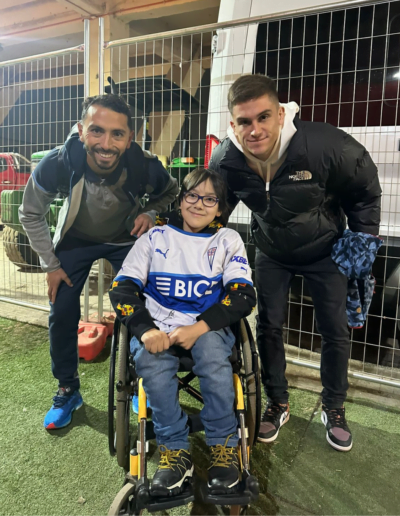 Gael Leal nuestro Protagonista de la Inclusión de la Fundación Estadio Inclusivo junto a los jugadores de la Universidad Católica