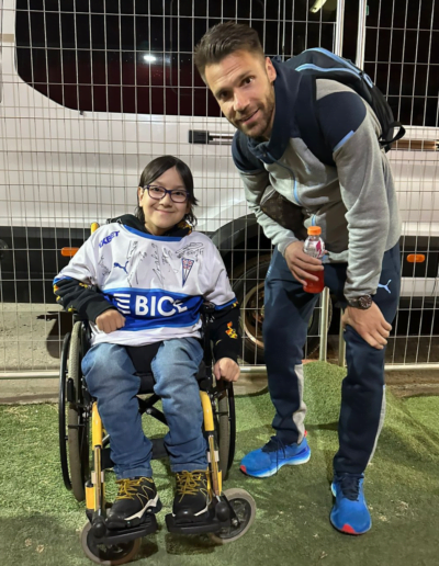 Gael Leal nuestro Protagonista de la Inclusión de la Fundación Estadio Inclusivo junto a los jugadores de la Universidad Católica