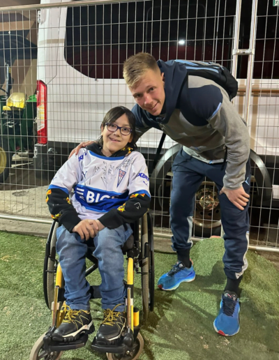Gael Leal nuestro Protagonista de la Inclusión de la Fundación Estadio Inclusivo junto a los jugadores de la Universidad Católica