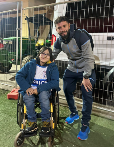 Gael Leal nuestro Protagonista de la Inclusión de la Fundación Estadio Inclusivo junto a los jugadores de la Universidad Católica