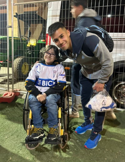 Gael Leal nuestro Protagonista de la Inclusión de la Fundación Estadio Inclusivo junto a los jugadores de la Universidad Católica